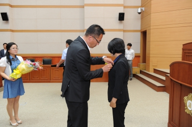 7대의원 뱃지 증정식