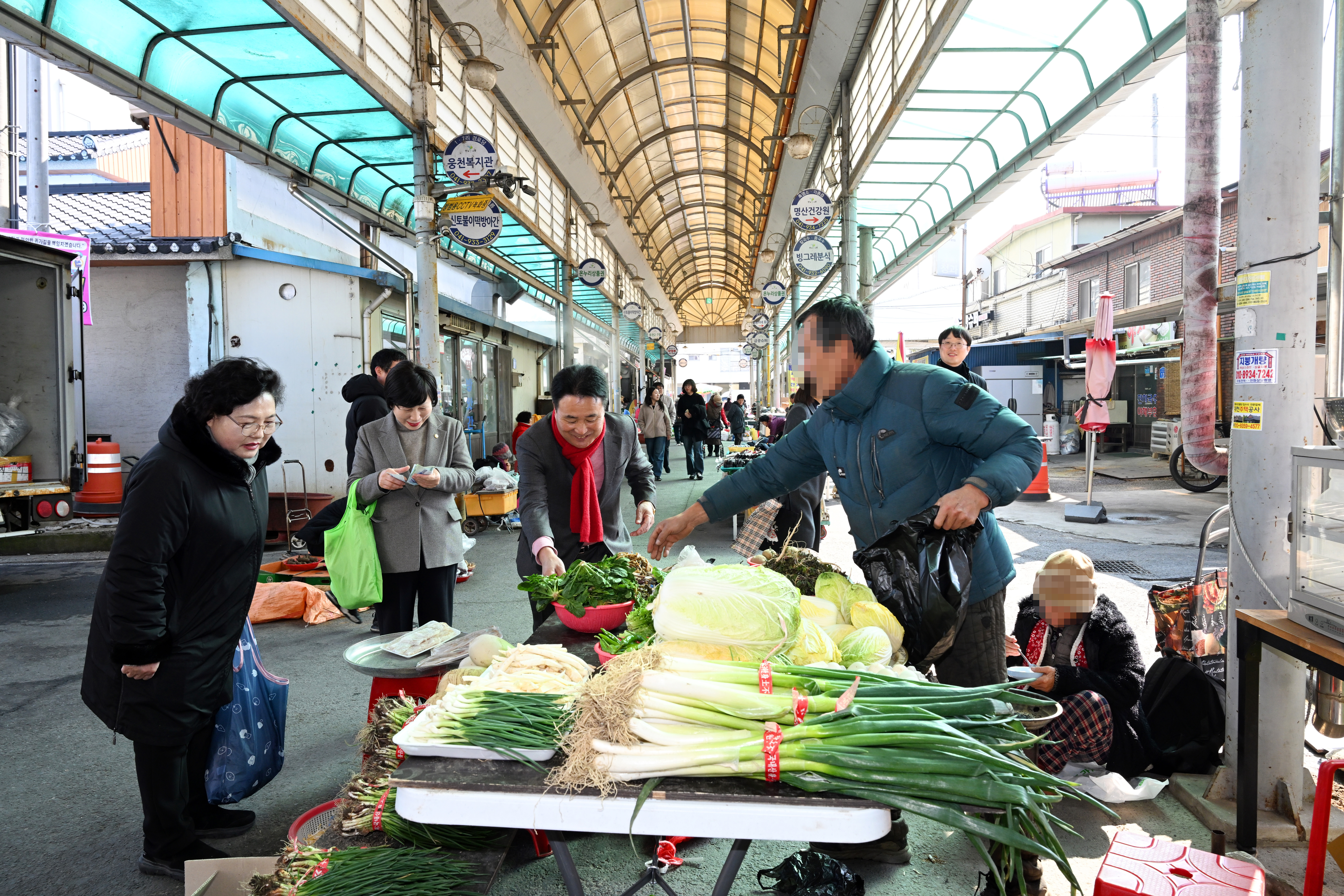 '보령시의회, 설 명절 맞아 사회복지시설 위문 및 전통시장 방문' 게시글의 사진(2) '2. 13. 전통시장(웅천시장) 방문 사진.JPG'